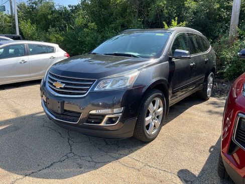Used 2016 Chevrolet Traverse LT w/ Style and Technology Package FWD image 2