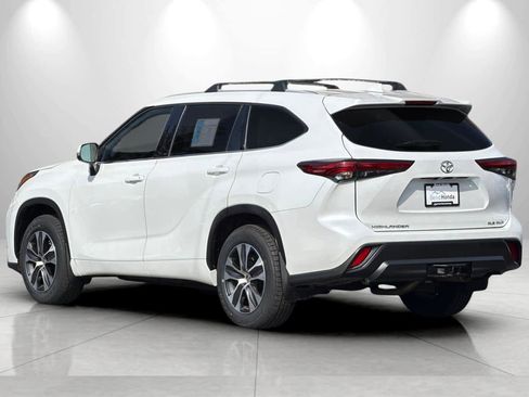 Used 2022 Toyota Highlander XLE AWD/4WD image 6