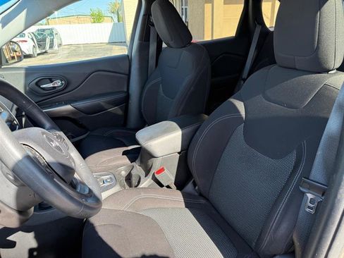 Used 2019 Jeep Cherokee Latitude w/ Popular Appearance Group AWD/4WD image 9