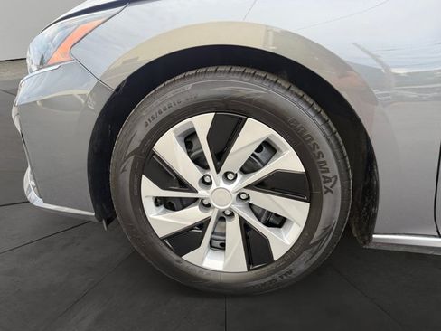 Used 2024 Nissan Altima 2.5 S FWD image 9