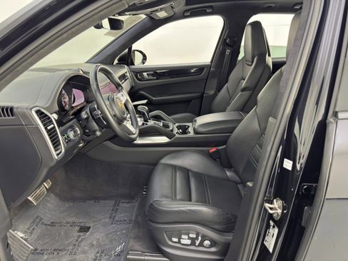 Used 2021 Porsche Cayenne Turbo S image 17