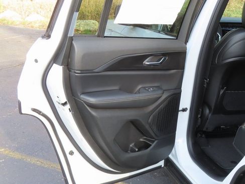 New 2025 Jeep Grand Cherokee Altitude AWD/4WD image 23