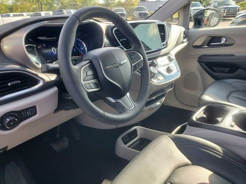 Used 2024 Chrysler Pacifica Limited FWD image 11