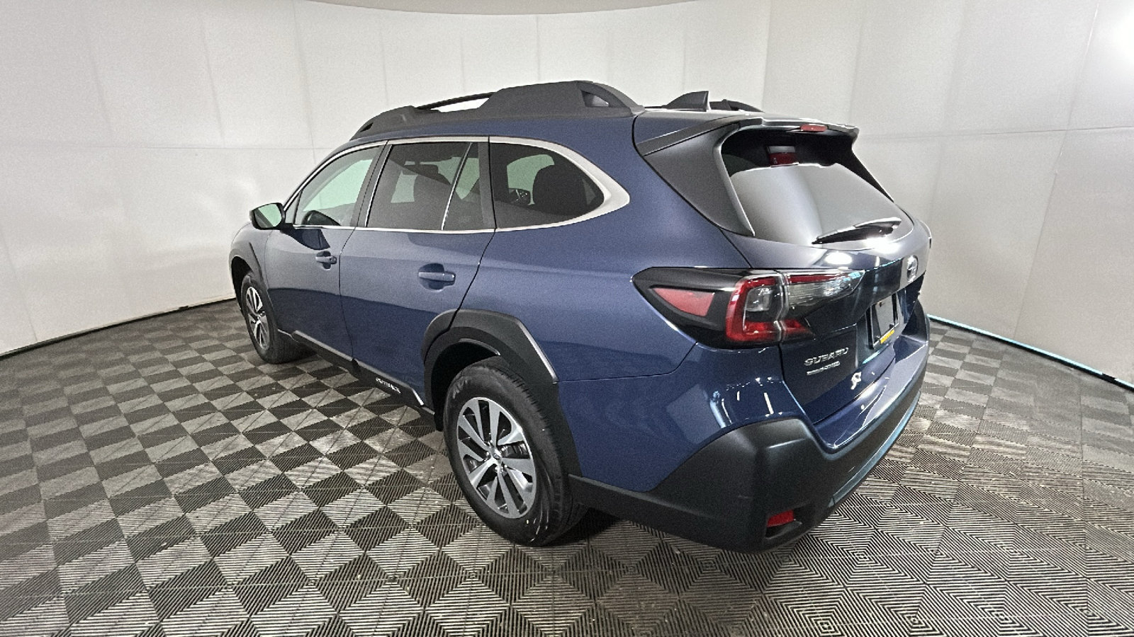 Used 2025 Subaru Outback Premium AWD/4WD image 5