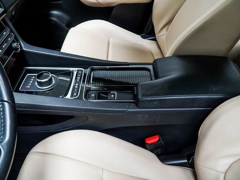 Used 2020 Jaguar F-PACE Premium image 19