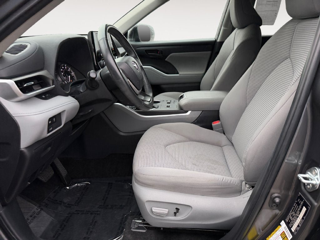 Used 2023 Toyota Highlander LE FWD image 6