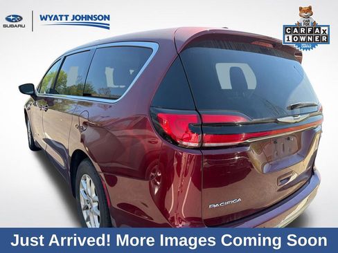Used 2023 Chrysler Pacifica Touring-L image 3