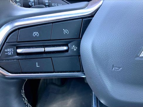 Used 2025 Chevrolet Traverse LT FWD image 24