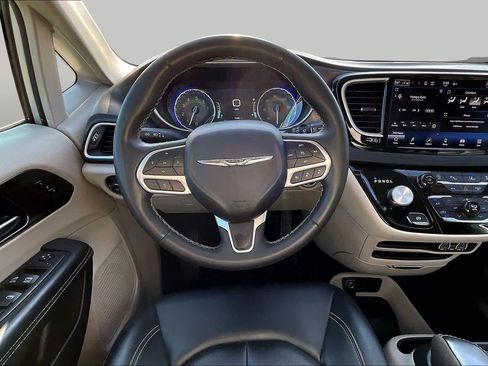 Used 2024 Chrysler Pacifica Touring-L FWD image 6
