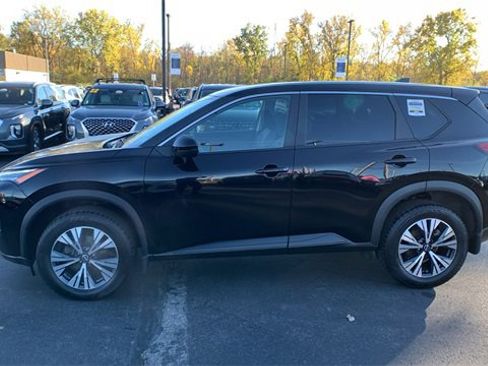 Used 2023 Nissan Rogue SV image 2