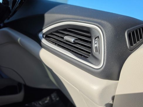 Used 2024 Chrysler Pacifica Touring-L FWD image 14