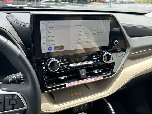 Used 2024 Toyota Highlander Limited AWD/4WD image 26