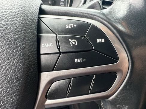 Used 2019 Jeep Cherokee Latitude Plus FWD image 19
