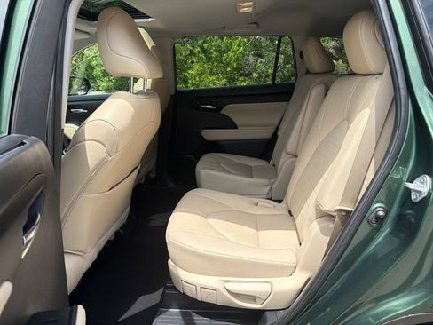 Used 2023 Toyota Highlander XLE AWD/4WD image 17