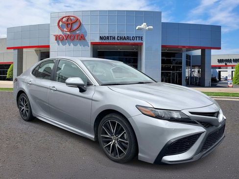 Used 2023 Toyota Camry SE FWD image 1