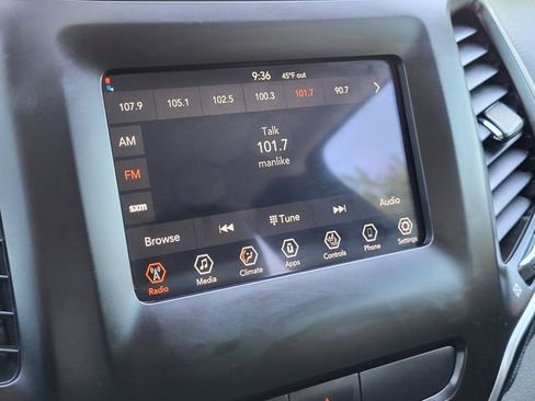 Used 2020 Jeep Cherokee Latitude Plus w/ Cold Weather Group AWD/4WD image 13