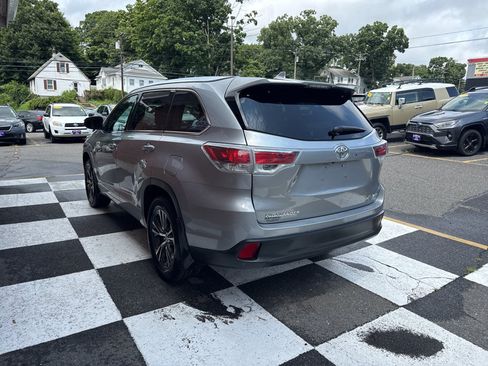 Used 2016 Toyota Highlander XLE AWD/4WD image 4
