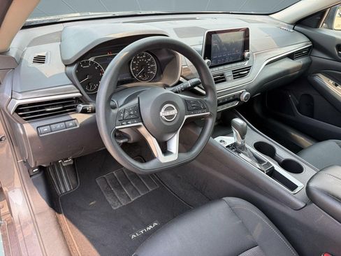 Used 2025 Nissan Altima 2.5 SV FWD image 4