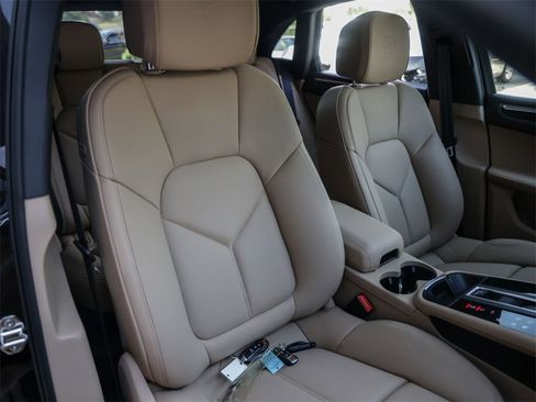 Used 2025 Porsche Macan image 36