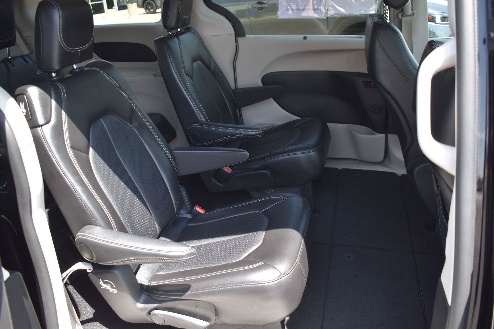 Used 2024 Chrysler Pacifica Touring-L FWD image 15