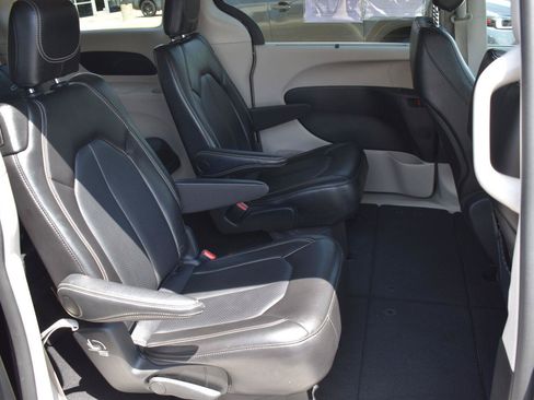Used 2024 Chrysler Pacifica Touring-L FWD image 15