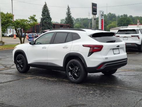 New 2026 Chevrolet Trax LT w/ Midnight Edition FWD image 3