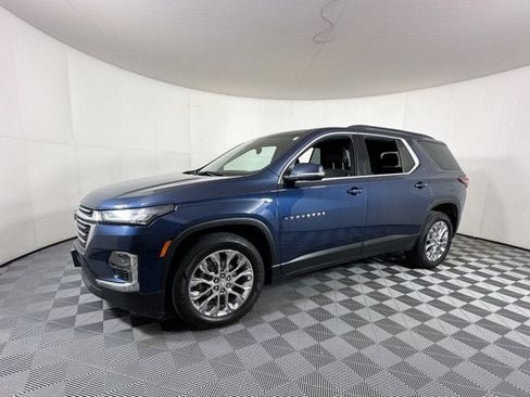Used 2023 Chevrolet Traverse LT FWD image 2