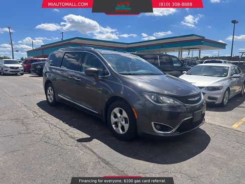 Used 2017 Chrysler Pacifica Touring-L Plus FWD image 3