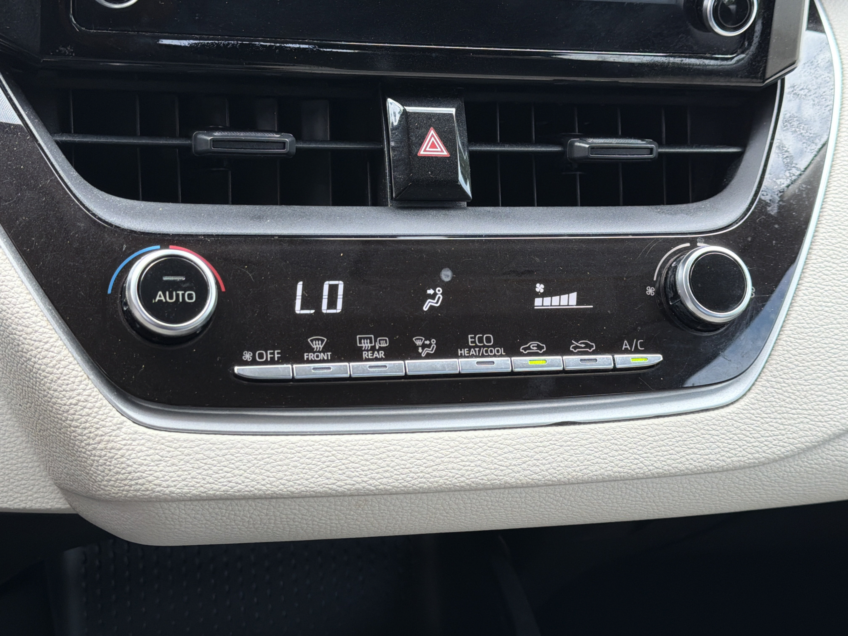 Used 2020 Toyota Corolla LE FWD image 13