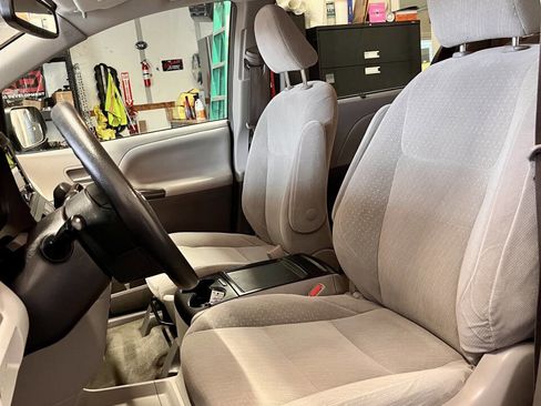 Used 2018 Toyota Sienna LE image 14