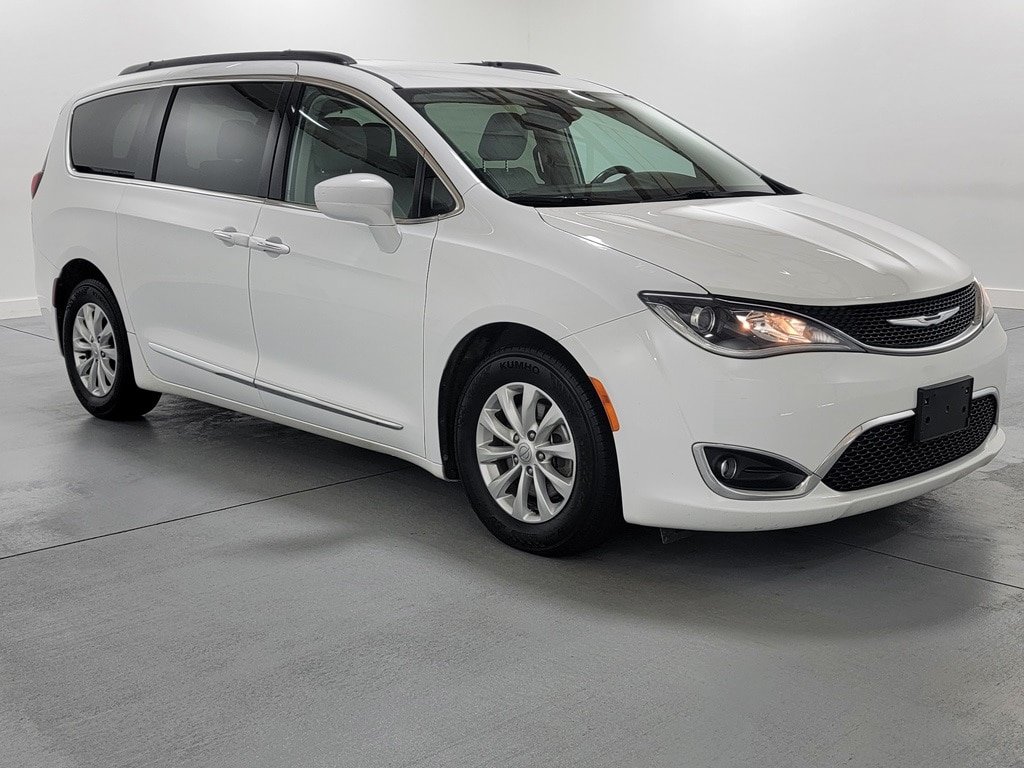 Used 2017 Chrysler Pacifica Touring-L FWD image 2