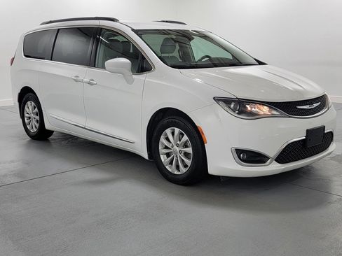 Used 2017 Chrysler Pacifica Touring-L image 2