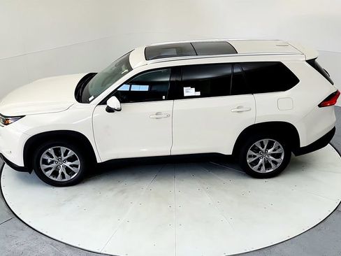 Used 2024 Toyota Grand Highlander AWD image 16