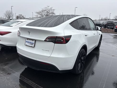 Used 2022 Tesla Model Y Long Range image 25