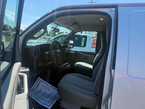 Used 2017 Chevrolet Express 2500 RWD image 19