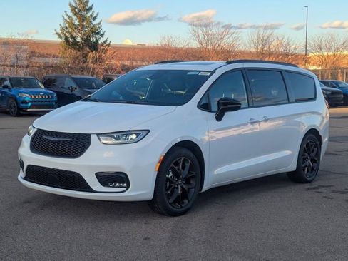 New 2026 Chrysler Pacifica Select image 7