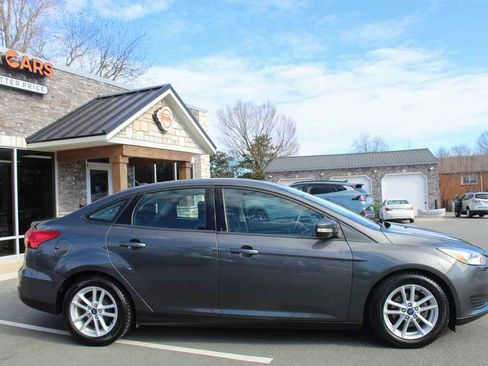 Used 2017 Ford Focus SE image 4