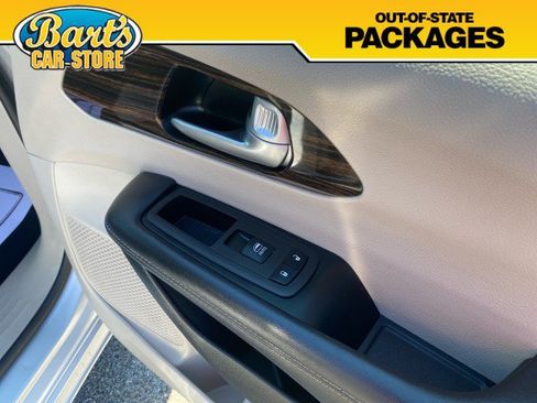 Used 2024 Chrysler Pacifica Limited FWD image 16