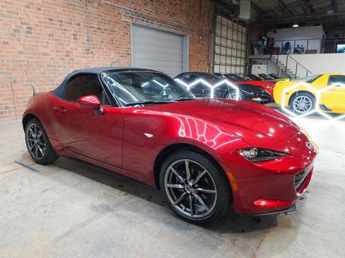 Used 2019 MAZDA MX-5 Miata Grand Touring RWD image 3