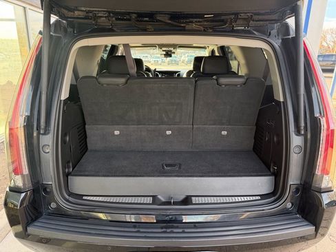 Used 2017 Cadillac Escalade Luxury AWD/4WD image 8