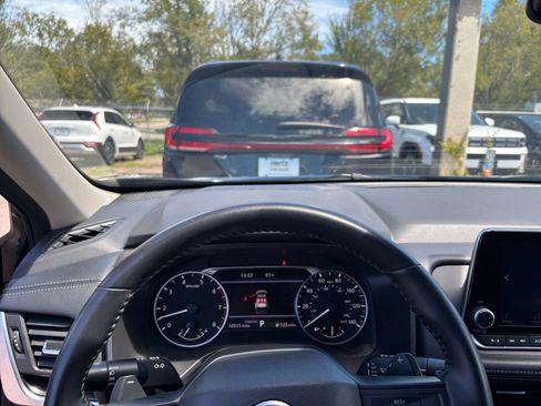 Used 2025 Nissan Rogue SV FWD image 31
