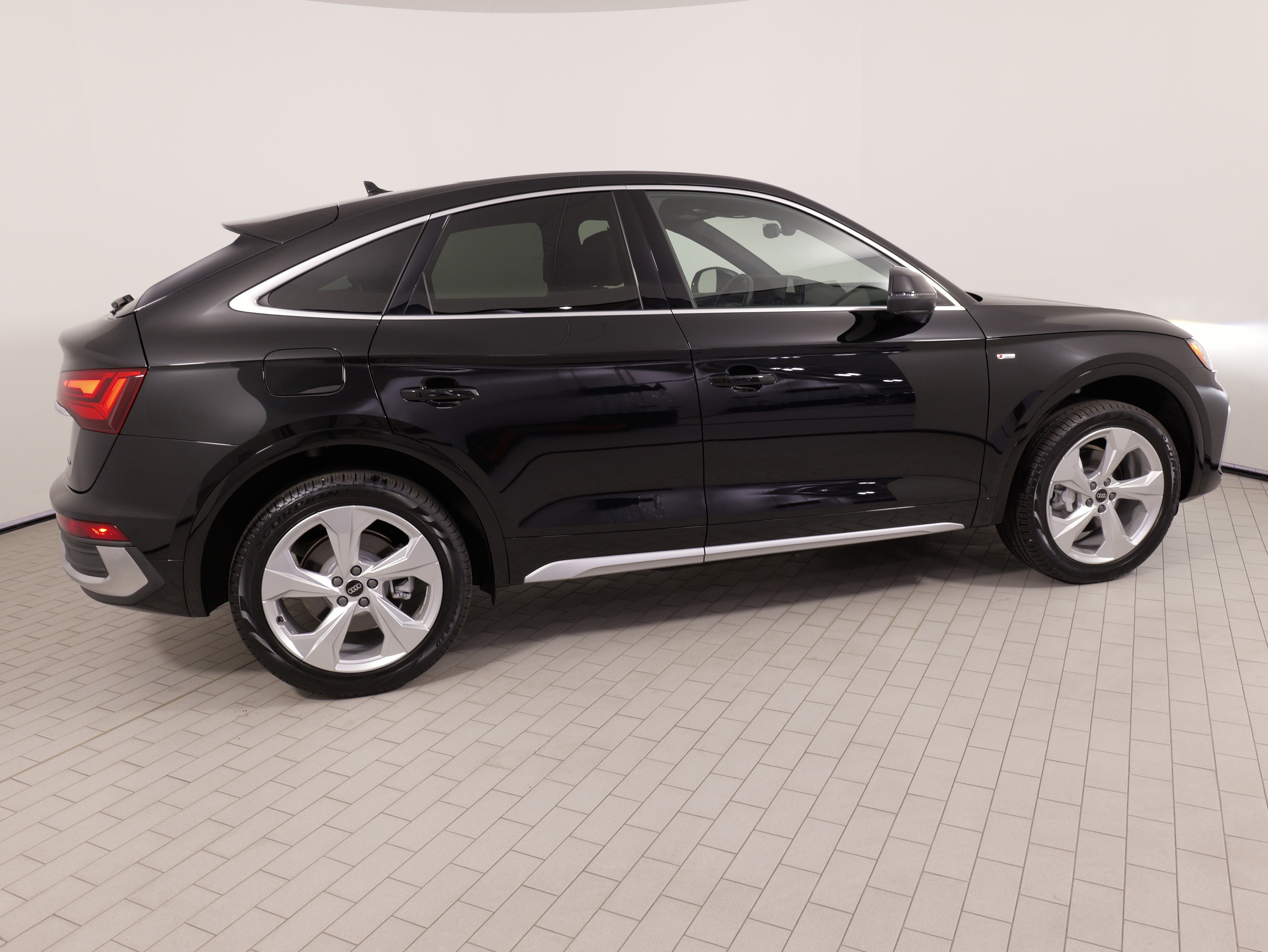 Used 2025 Audi Q5 2.0T Premium Plus w/ Premium Plus Package AWD/4WD image 11