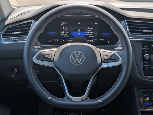 Certified 2023 Volkswagen Tiguan SE w/ Panoramic Sunroof Package AWD/4WD image 19