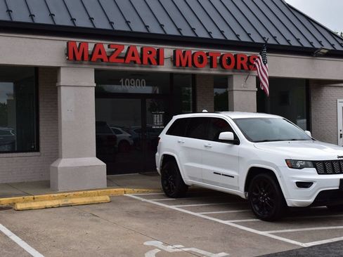 Used 2018 Jeep Grand Cherokee Altitude AWD/4WD image 8