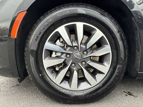 Certified 2023 Chrysler Pacifica Touring-L image 18