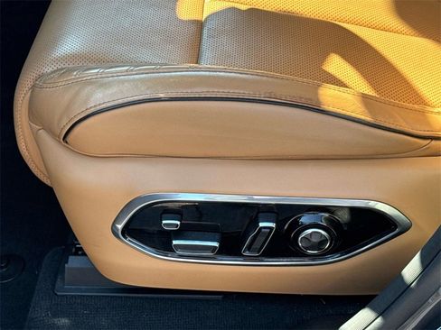 Used 2022 Jeep Grand Cherokee Summit w/ Luxury Tech Group V image 10