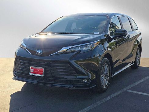 Used 2025 Toyota Sienna XLE image 7