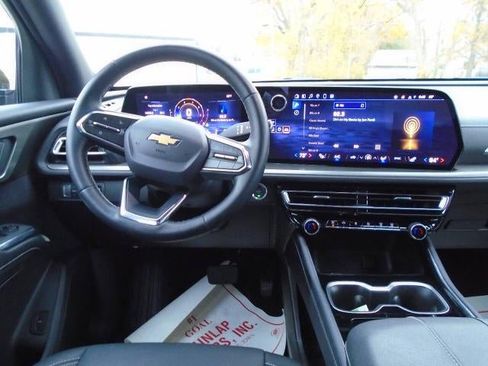 Used 2025 Chevrolet Traverse LT image 19