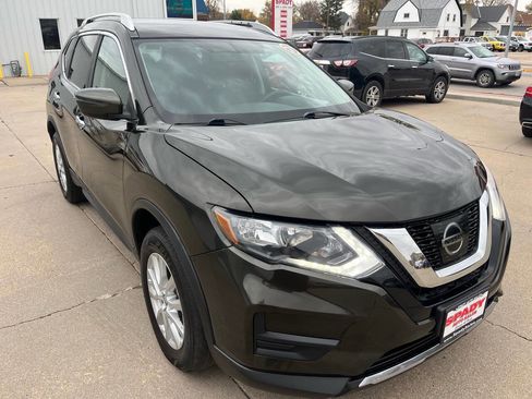 Used 2017 Nissan Rogue SV image 2