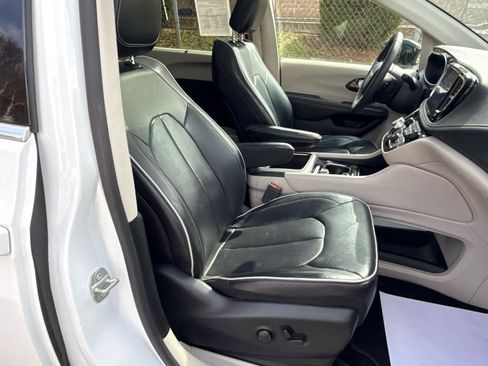 Used 2024 Chrysler Pacifica Limited image 37